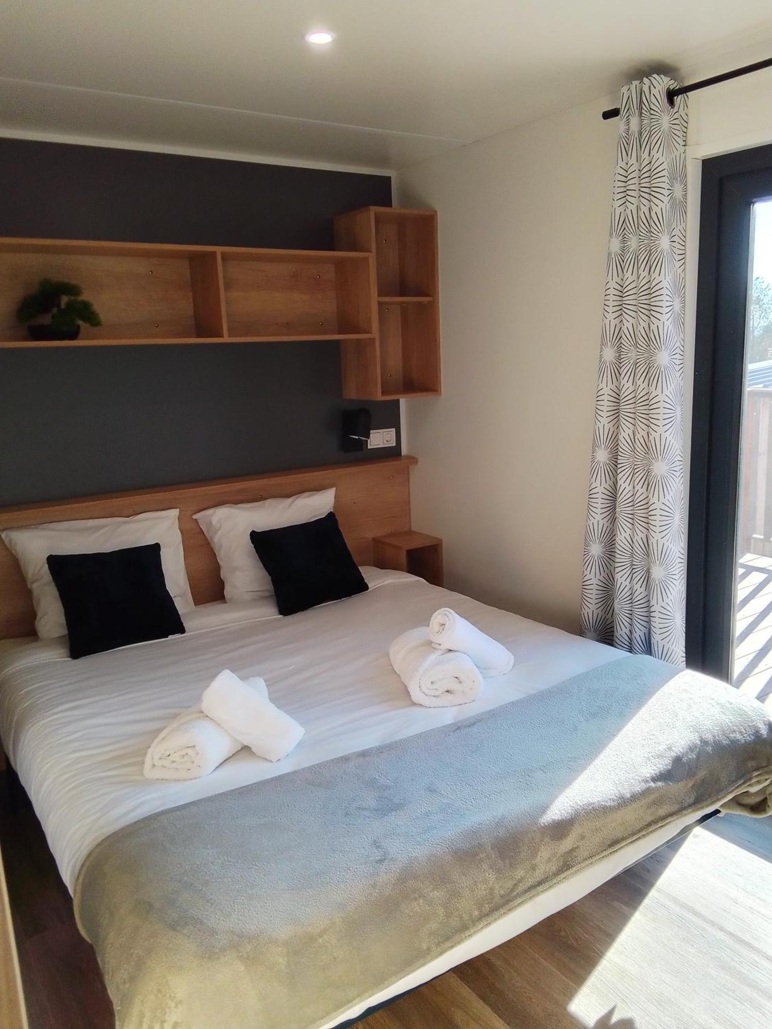 Camping Les Lodges Du Lagon 칼비송 외부 사진