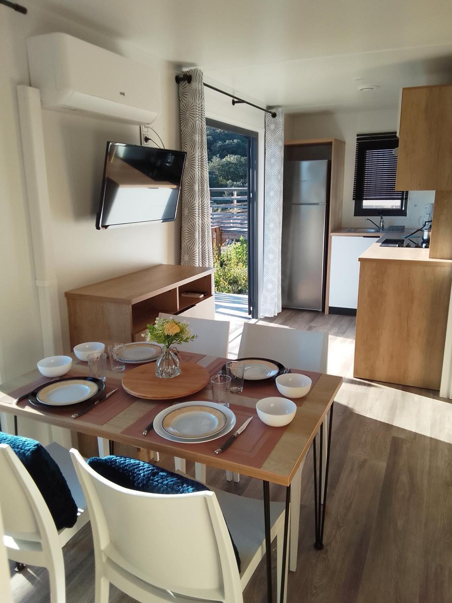 Camping Les Lodges Du Lagon 칼비송 외부 사진