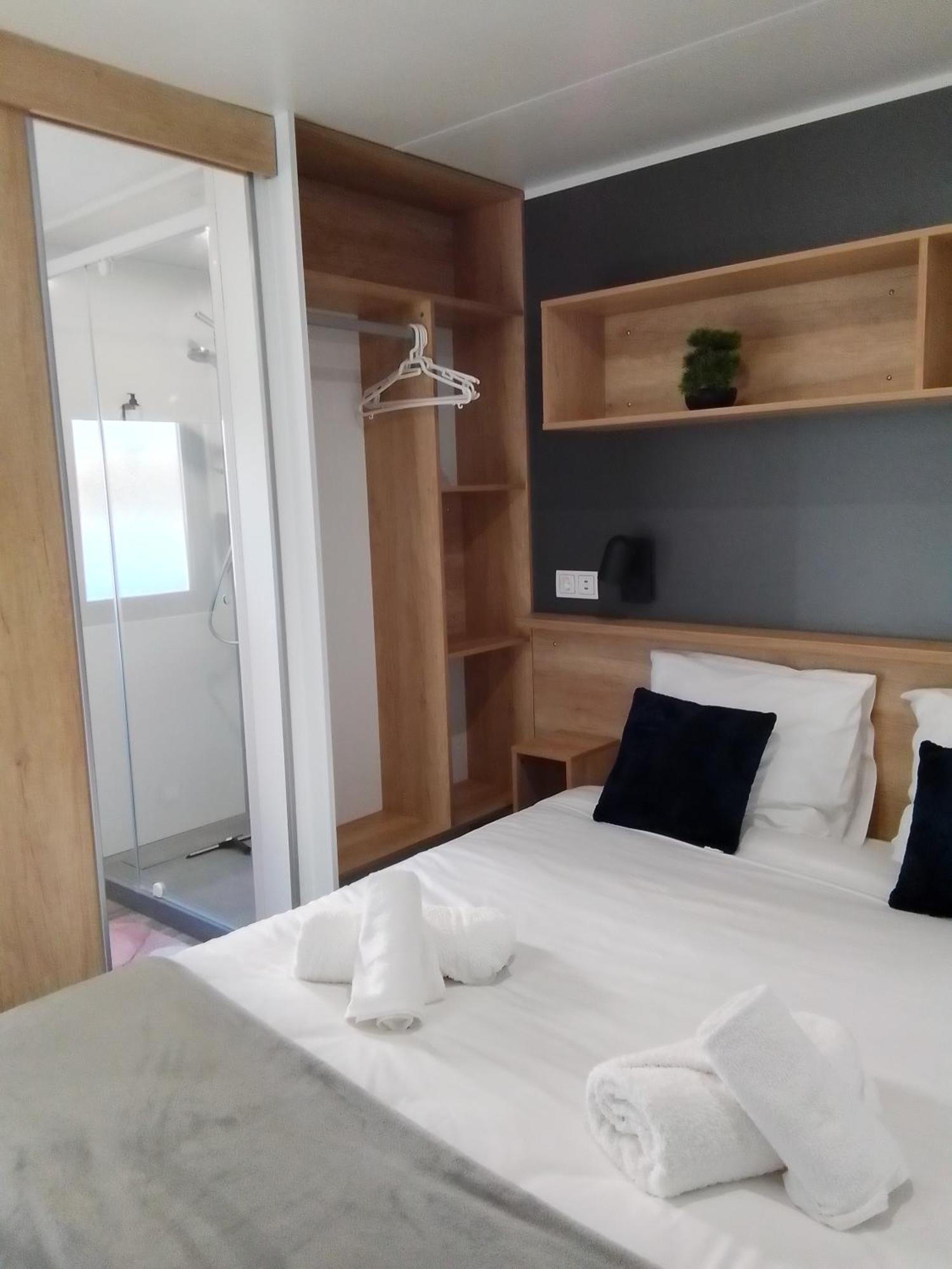 Camping Les Lodges Du Lagon 칼비송 외부 사진